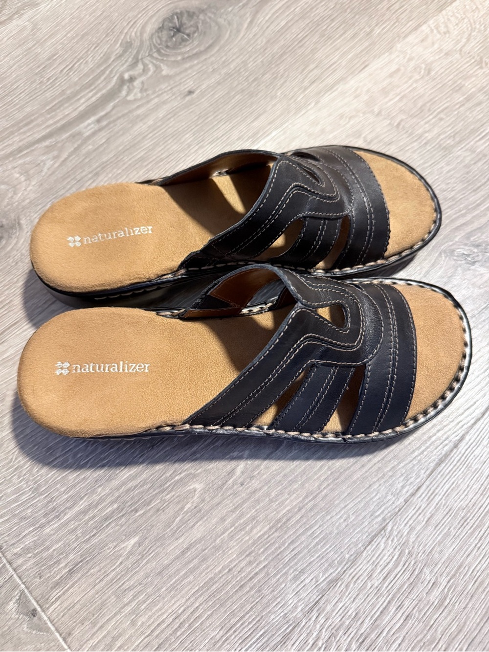 Naturalizer Black and Tan Leather Slide Sandals EUC